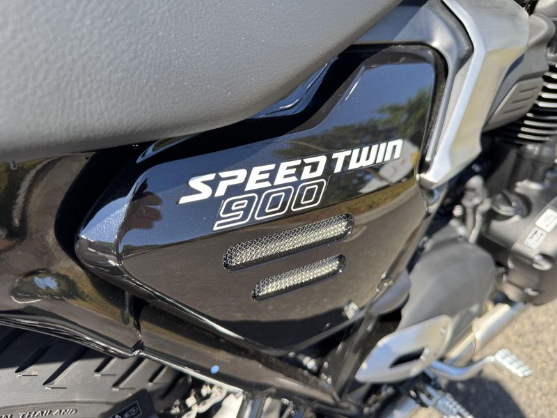 2025 Triumph Speed Twin 900 - PHANTOM BLACK 