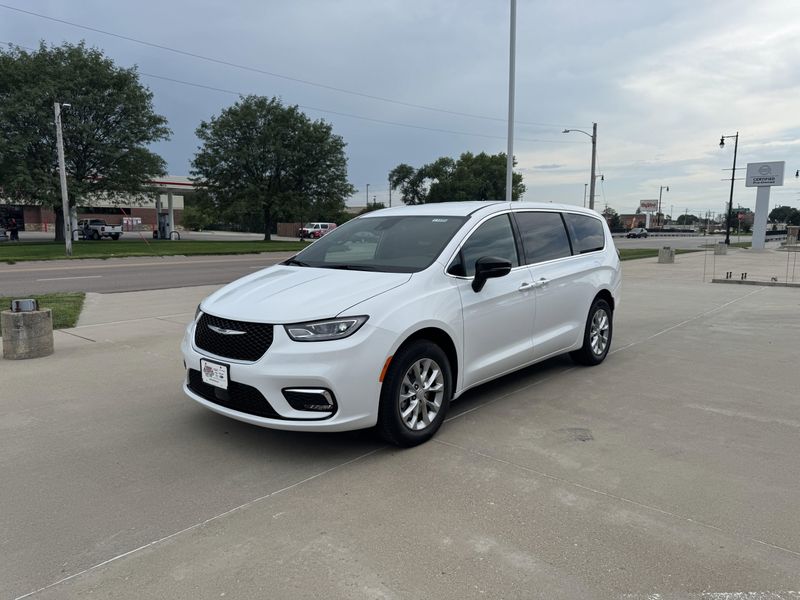 New 2025 Chrysler Pacifica SelectImage 4