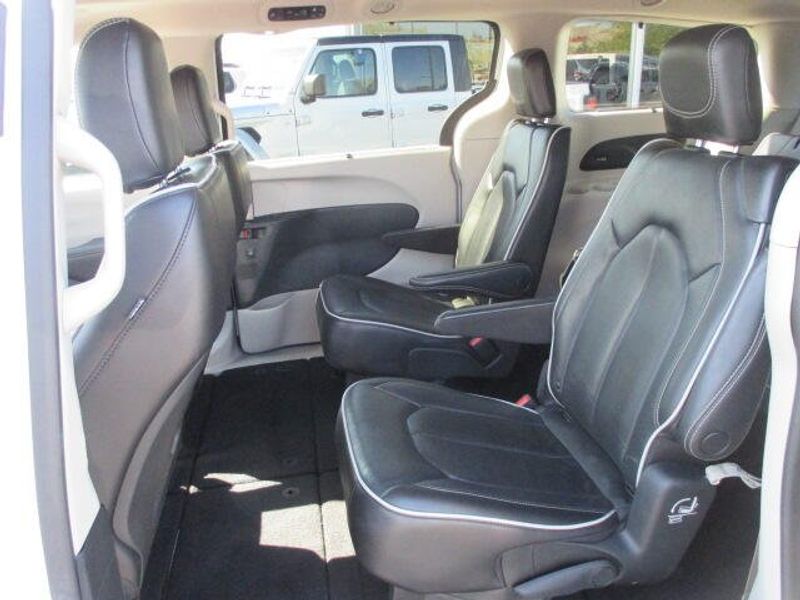 Used 2023 Chrysler Pacifica LimitedImage 24