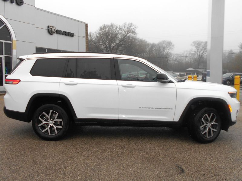 2025 Jeep Grand Cherokee L Limited 4x4Image 32