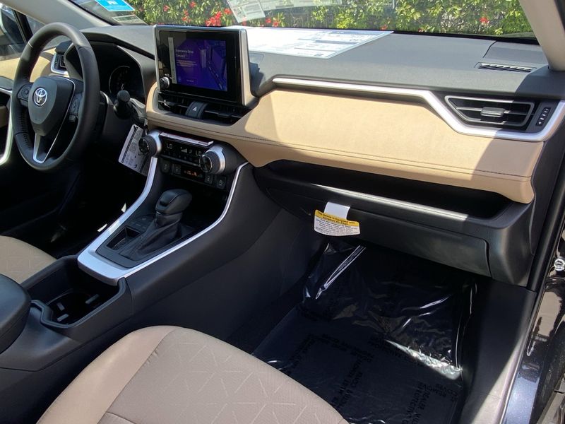2025 Toyota RAV4 XLEImage 9