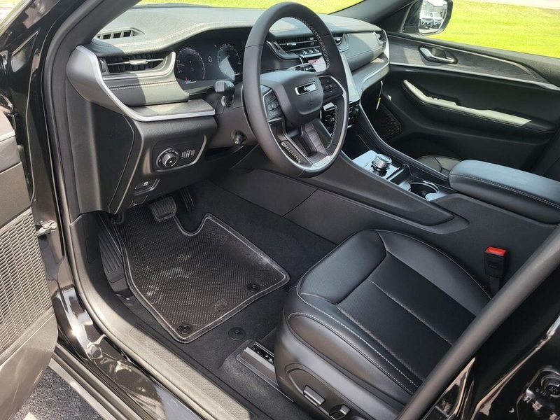 2025 Jeep Grand Cherokee L Limited 4x4Image 13