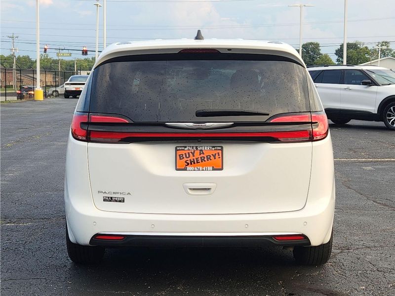 Used 2025 Chrysler Pacifica Select