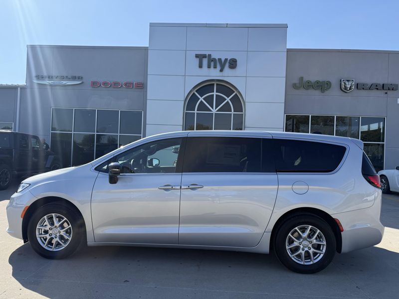 New 2026 Chrysler Pacifica SelectImage 35