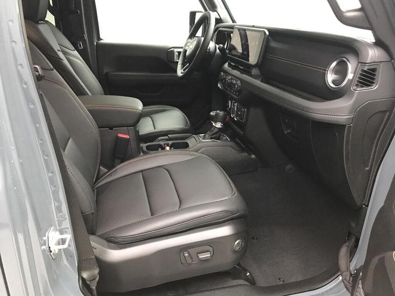 New 2026 Jeep Gladiator Sahara 4x4Image 16