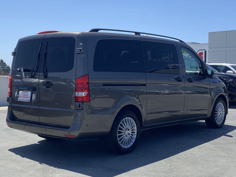 2017 Mercedes-Benz Metris Passenger Van PassengerImage 3