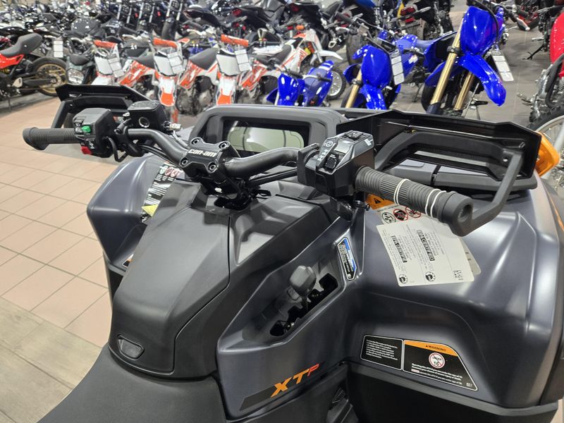 New 2025 Can-Am OUTLANDER XTP 1000R MINERAL GREY AND ORANGE CRUSH Image 15