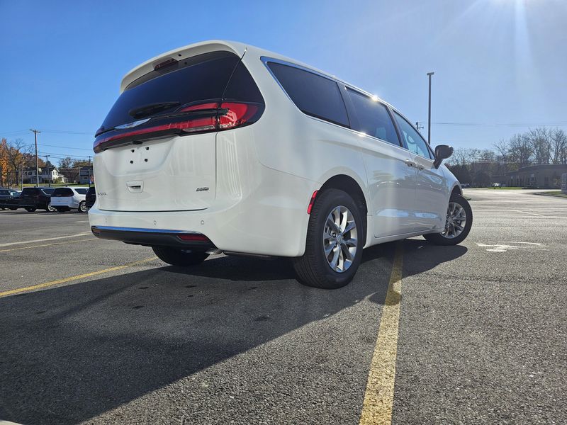New 2026 Chrysler Pacifica Select AwdImage 3