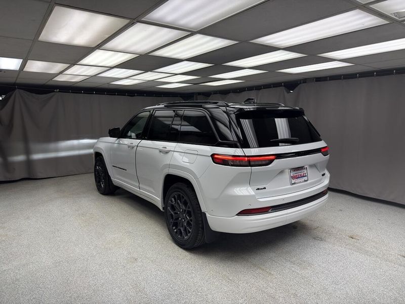 New 2026 Jeep Grand Cherokee Summit 4x4Image 2