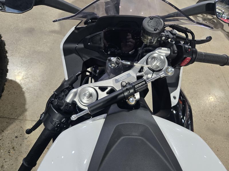 2025 CFMOTO 675SS NEBULA WHITE Image 9