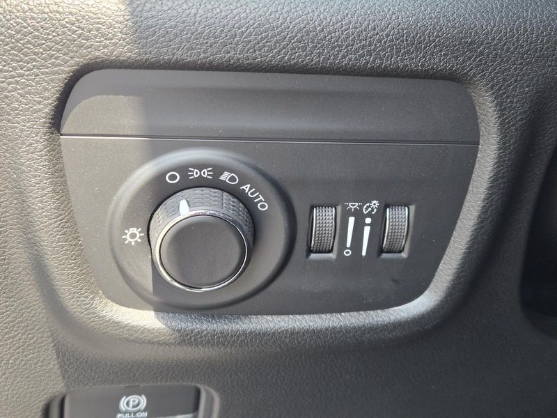 New 2026 Jeep Grand Cherokee Laredo 4x2