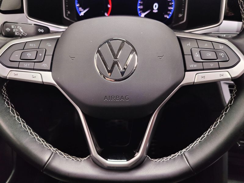 Used 2025 Volkswagen Taos SEL AWD w/Sunroof & NavImage 29