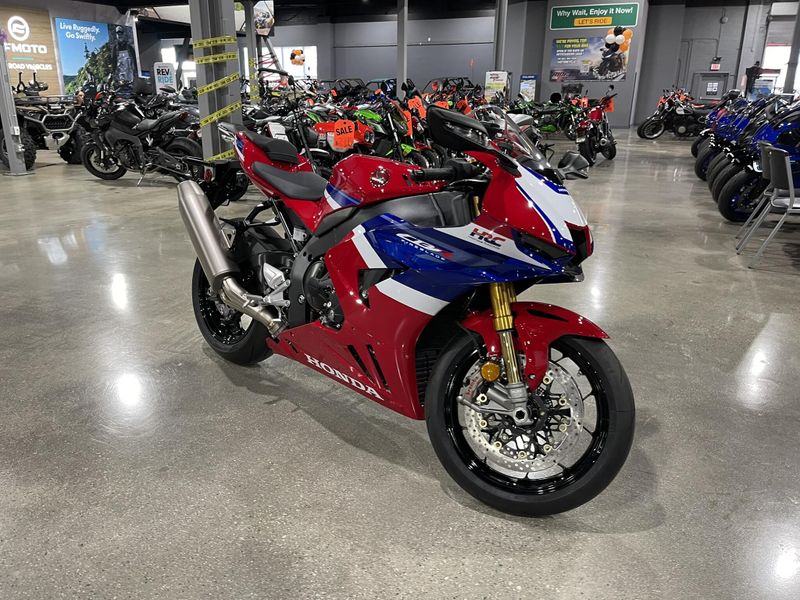 New 2025 Honda CBR1000RR-R FIREBLADE SP Image 3