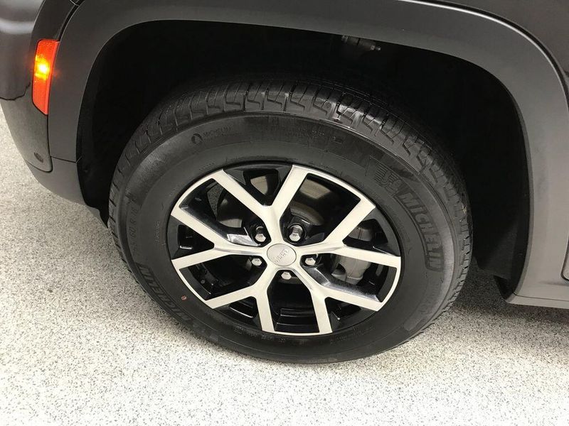 Used 2023 Jeep Grand Cherokee LimitedImage 2