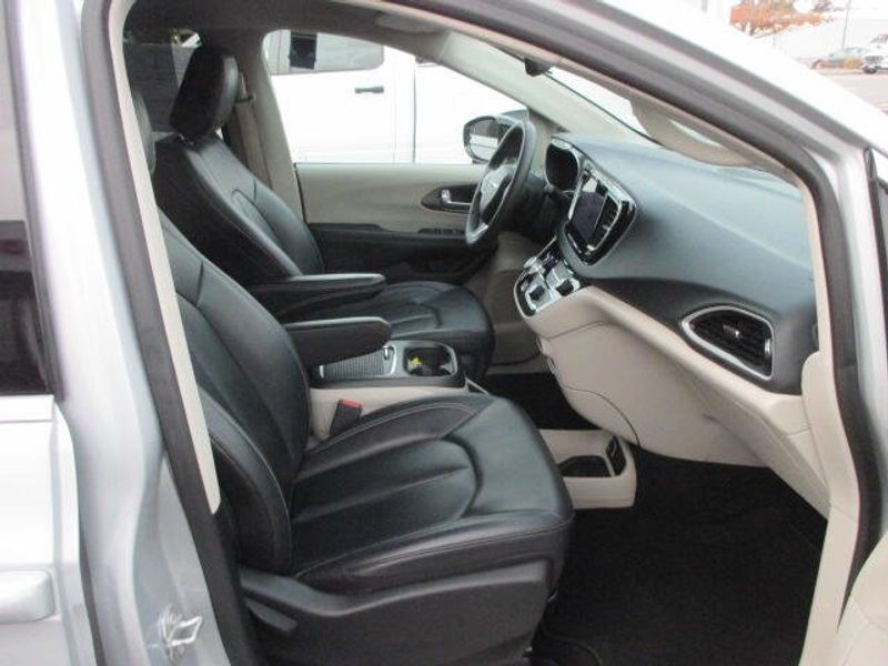 Used 2024 Chrysler Pacifica Touring LImage 24