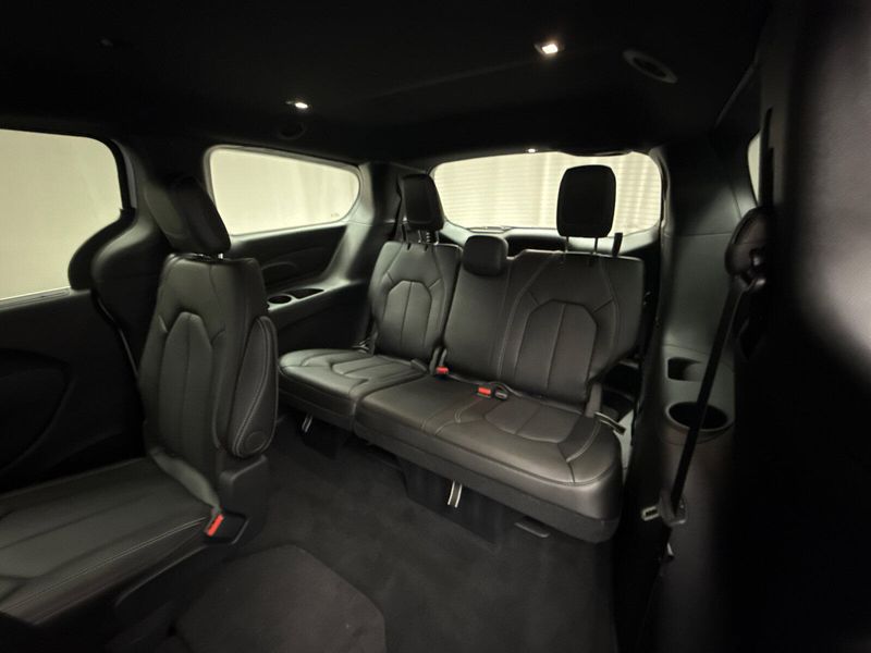 2025 Chrysler Pacifica SelectImage 17