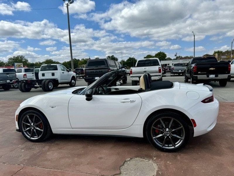 2019 Mazda MX-5 Miata ClubImage 9