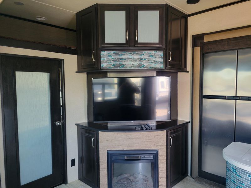 Used 2017 GRAND DESIGN MOMENTUM M- 388M Image 15