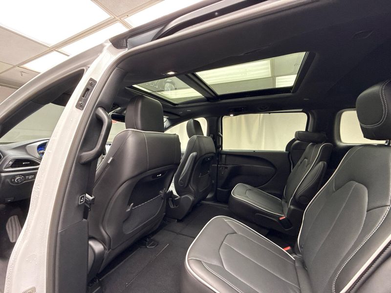 New 2026 Chrysler Pacifica Limited AwdImage 19