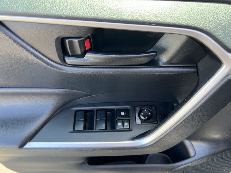 2019 Toyota RAV4 LEImage 6