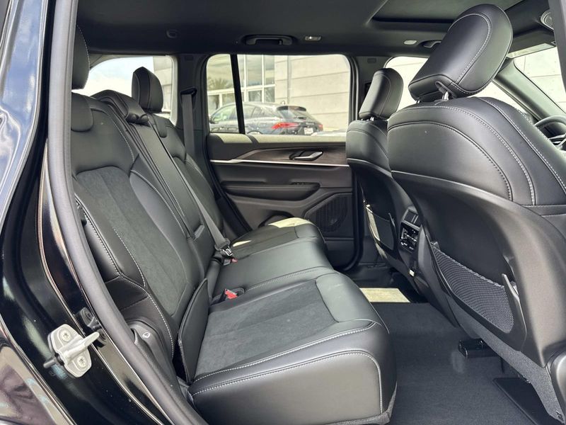 New 2026 Jeep Grand Cherokee Laredo Altitude 4x2