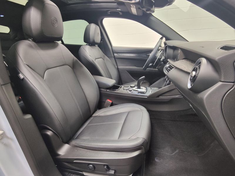 Used 2024 Alfa Romeo Stelvio Sprint AWD w/Sunroof/Nav/Wheel PkgImage 5