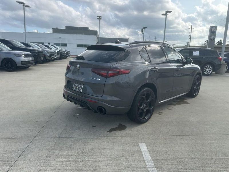 Used 2022 Alfa Romeo Stelvio VeloceImage 5
