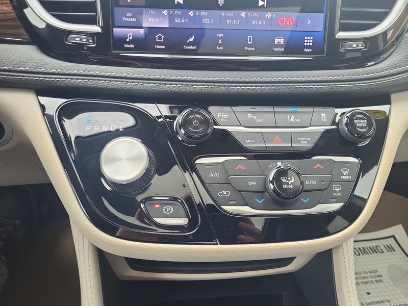 Used 2023 Chrysler Pacifica Hybrid LimitedImage 8