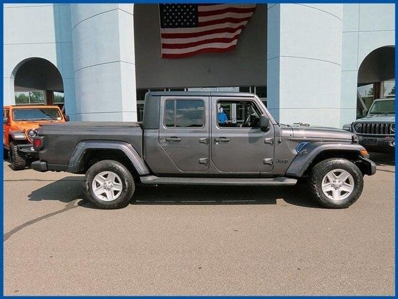 2022 Jeep Gladiator Sport photo 2