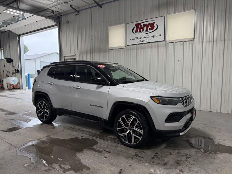 Used 2025 Jeep Compass LimitedImage 1