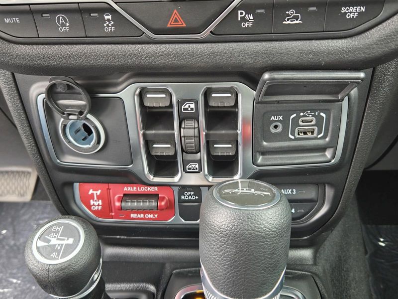 2025 Jeep Gladiator Willys photo 14