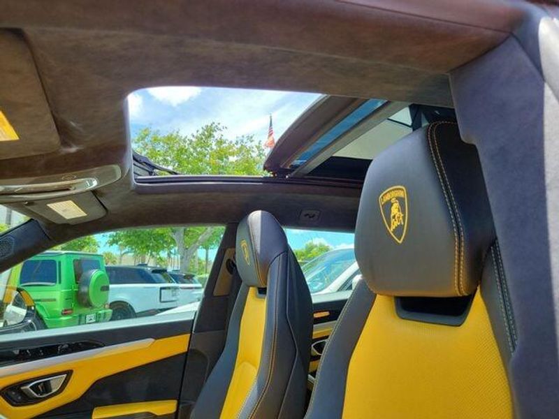 2019 Lamborghini Urus photo 18