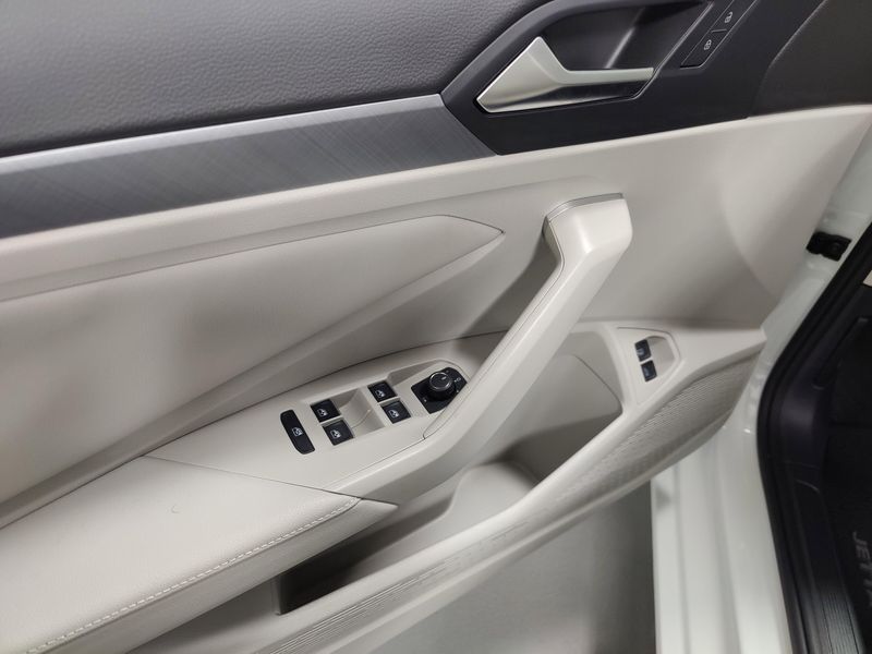 Used 2024 Volkswagen Jetta SE w/SunroofImage 22