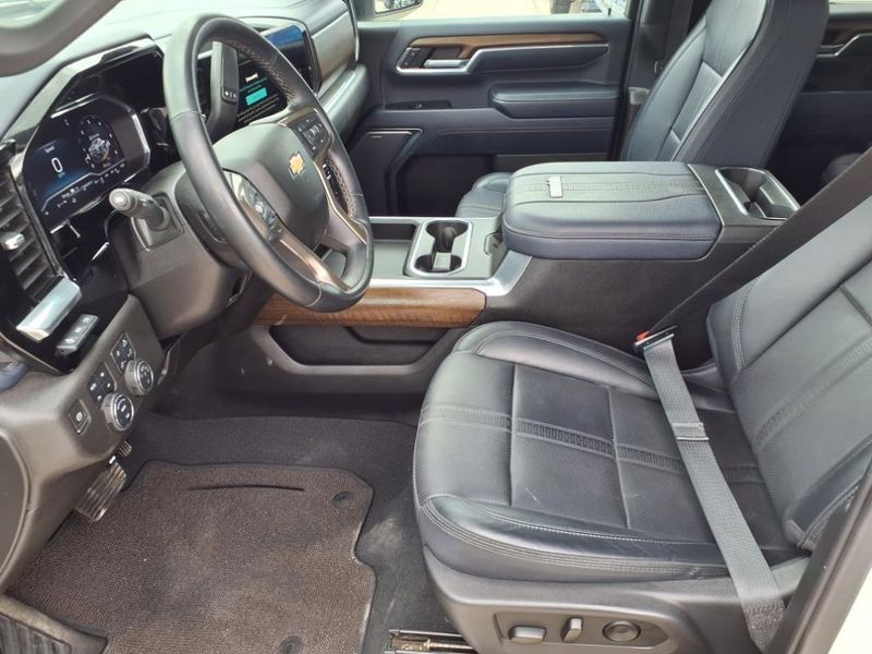 2024 Chevrolet Silverado 3500HD High CountryImage 18