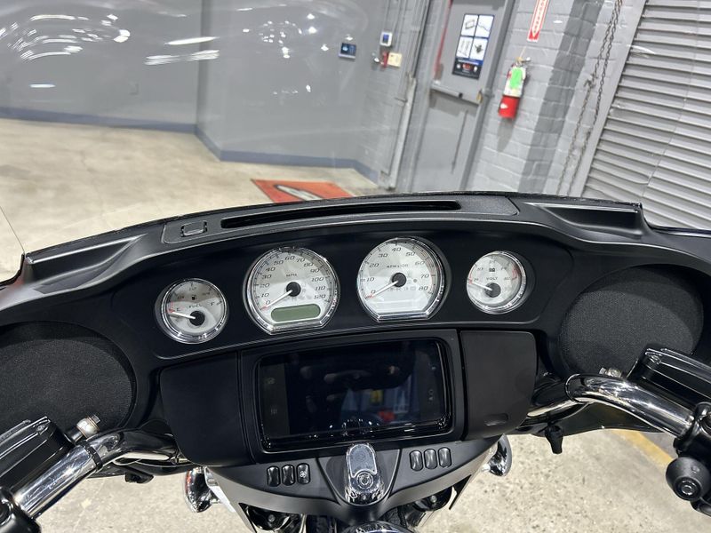 Used 2019 Harley-Davidson STREET GLIDE Image 24