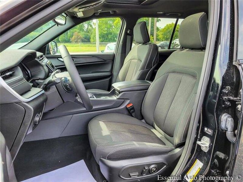 2024 Jeep Grand Cherokee Laredo X photo 4