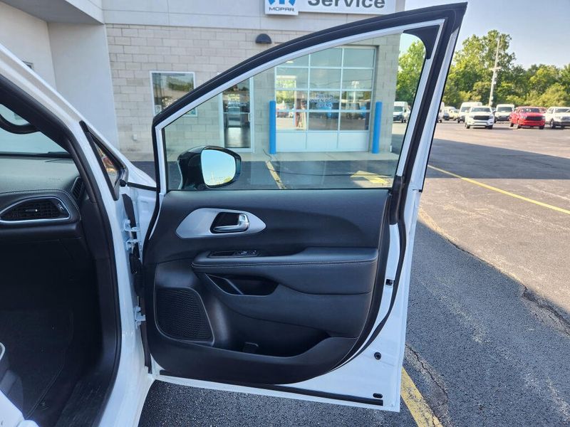 Used 2025 Chrysler Pacifica Limited S