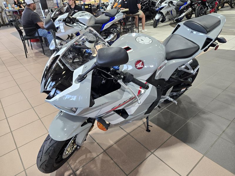 New 2026 Honda CBR600RR DEEP PEARL GRAY Image 3