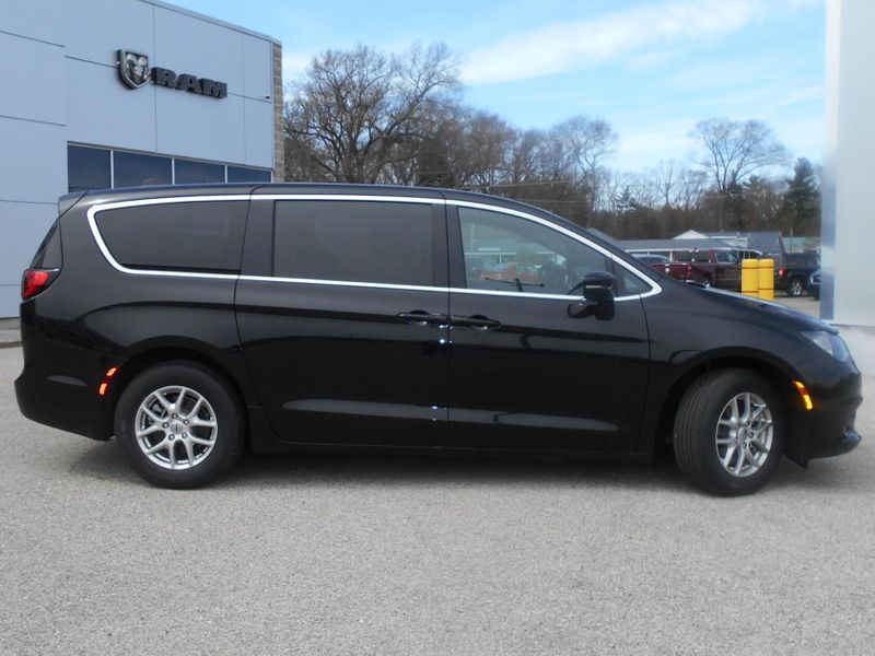 2025 Chrysler Voyager LxImage 31