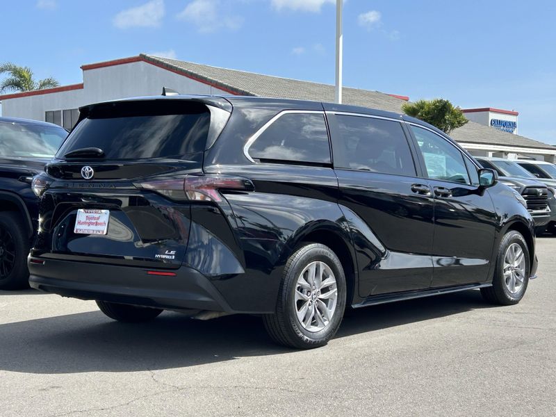2023 Toyota Sienna LEImage 4
