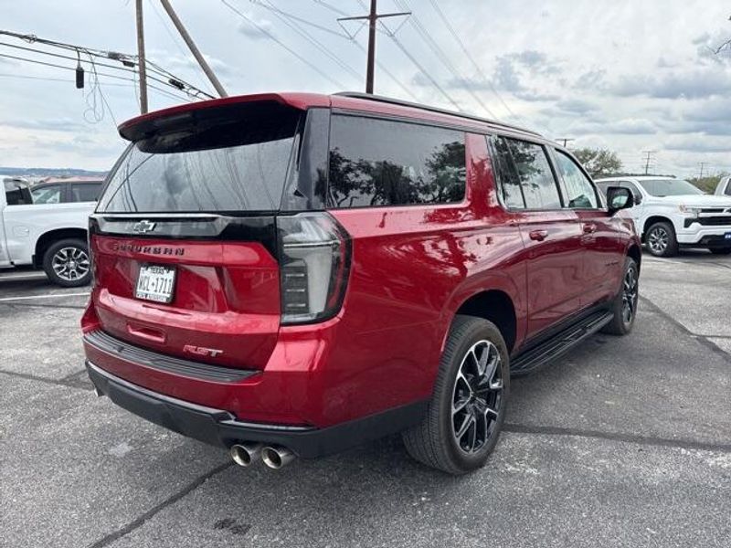 2025 Chevrolet Suburban RST photo 4