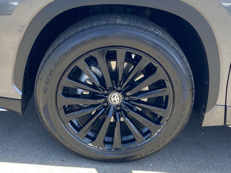 Used 2024 Toyota Highlander XSEImage 8