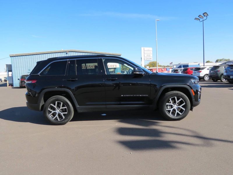 2023 Jeep Grand Cherokee Limited 4x4 4dr SUVImage 1