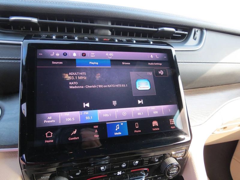 Used 2024 Jeep Grand Cherokee Limited 4x4 4dr SUVImage 11