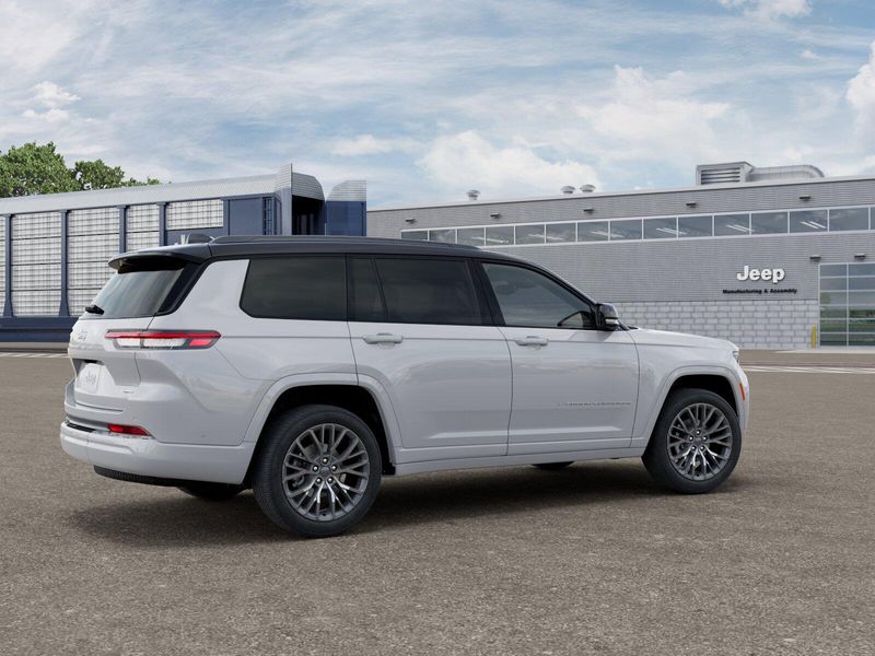 New 2026 Jeep Grand Cherokee L Summit 4x4Image 4