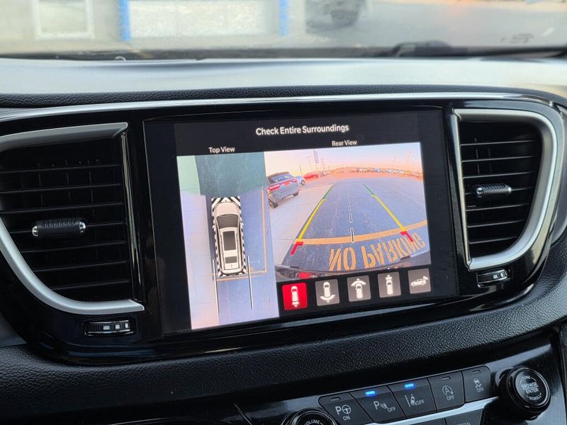 Used 2025 Chrysler Pacifica Select