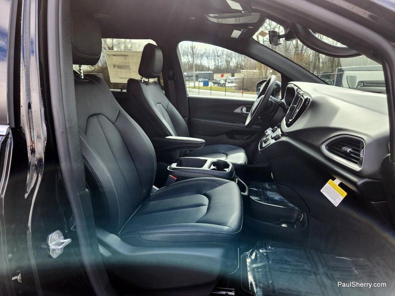 New 2026 Chrysler Voyager Lx