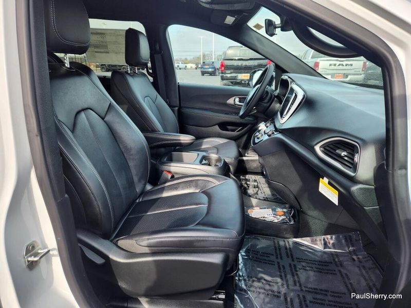 New 2026 Chrysler Voyager LX