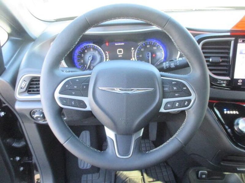 Used 2025 Chrysler Pacifica SelectImage 18