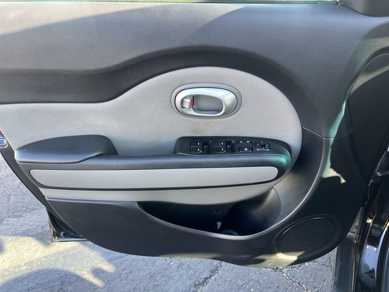 2016 Kia Soul BaseImage 7